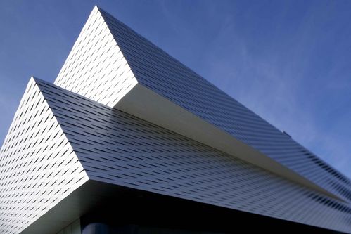 BaselWorld 2013 welcomed the industry with a 430-million CHF ($463-million Cdn) facelift. low res Neubau2013 SBA 01 653
