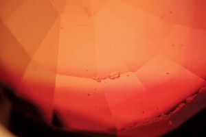 Photo courtesy Mark T. Cartwright Even without immersion, a white filter reveals the signs of lattice diffusion in this sapphire. Note the upper colour zone follows the facet junctions.