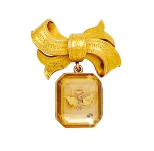 Photo courtesy Dupuis Fine Jewellery Auctioneers 19th-century rock crystal vinaigrette pendant and bow brooch in 14-karat gold.