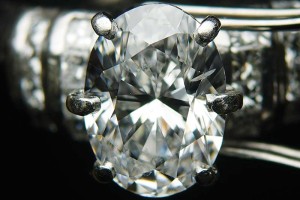 Photo courtesy Mark T. Cartwright The same inclusion seen using the 'loupe grading' technique is much more visible. This diamond was graded SI-2 by the lab.