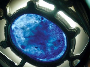 Photo courtesy Mark T. Cartwright Using correct viewing techniques and tools such as this white diffuser plate is essential in detecting some types of treatment. This diffusion-treated sapphire was mounted in a bracelet and photographed from the pavilion side.