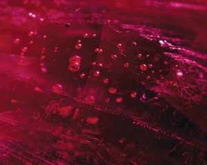 © GIA. Reprinted by permission. A common characteristic of lead-glass filler is the presence of gas bubbles visible along the fractures.