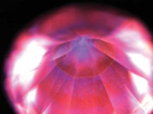 Photo courtesy AGSL When exposed to high-energy UV radiation, chemical vapour deposition (CVD) lab-grown diamonds display strong red fluorescence. Their detection requires advanced gemmological equipment.
