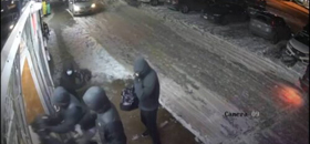 Stolen truck fails to break through Toronto jewellery store, suspects flee