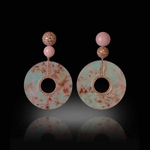 These earrings by Hong Kong designer Bert Ternat feature aquaprase in combination with pink conch pearls. Photo courtesy Bert Ternat