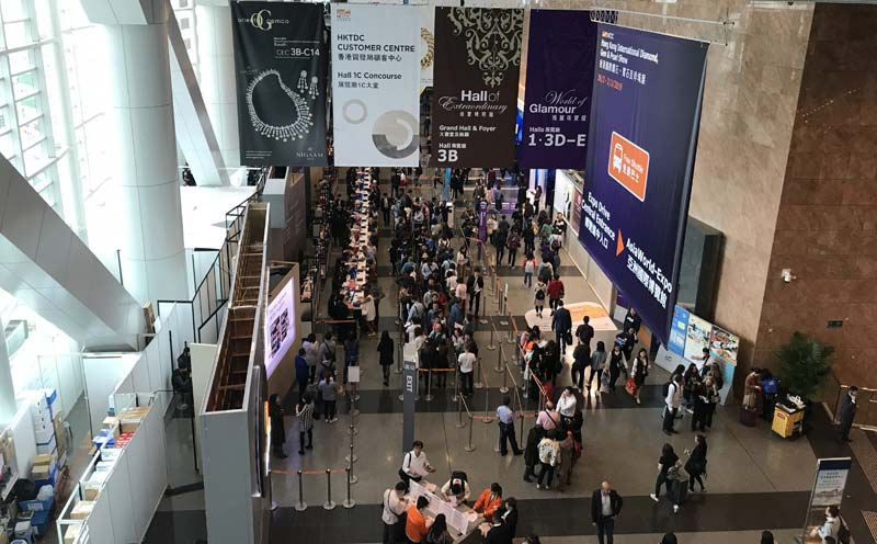 Photo© Cynthia Unninayar Crowds waiting to enter the Hong Kong International Jewellery Show on the event’s opening day.