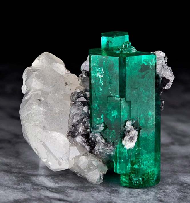 Photo ©Evan D’Arpino Emerald on calcite from Colombia’s Muzo Mine.