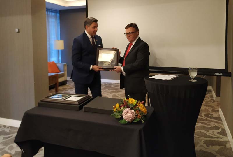 Photos by Valentina Cova/courtesy CJA Giovanni Vaccaro accepts the 2019 Chairman’s Award from Marco Miserendino, chair of the Canadian Jewellers Association (CJA).