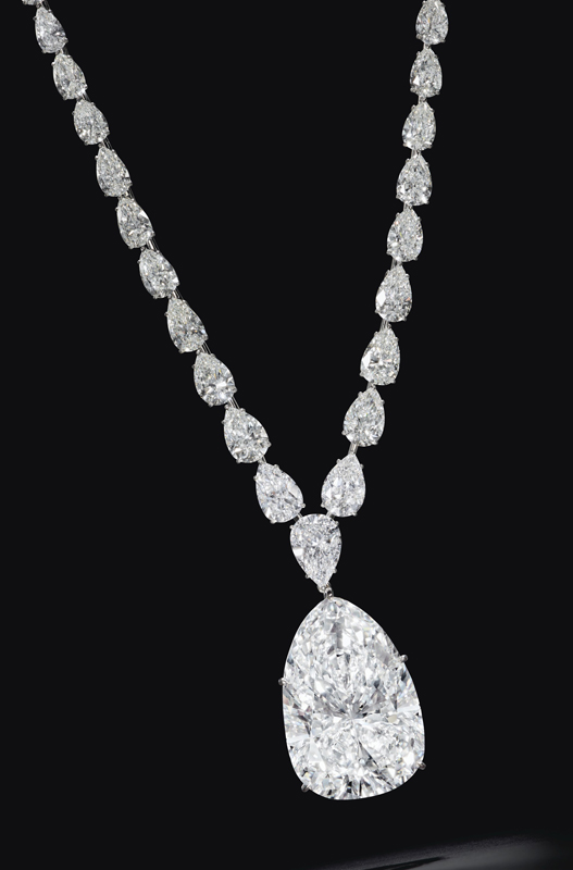 The auction’s top lot, a necklace, features a pear-shaped diamond of F colour, VVS1 clarity.