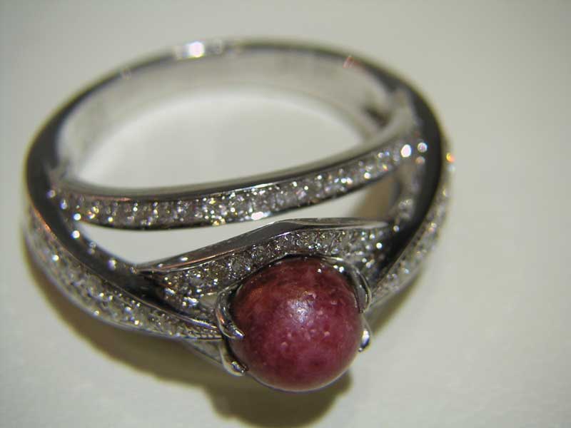 Photo courtesy Fiore Figure 5: Ring with lion’s paw pearl (approximately 10 mm). Photo courtesy Fiore