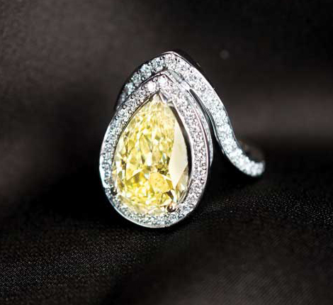 Setting a large yellow diamond in white gold or platinum helps ensure the best contrast for the colour.