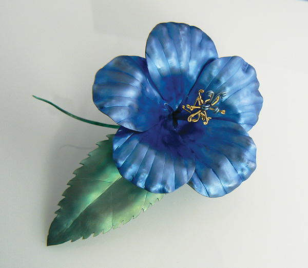 Figure 1: Niobium and titanium brooch by Oscar Córdoba. Photo courtesy Oscar Art Jewelry