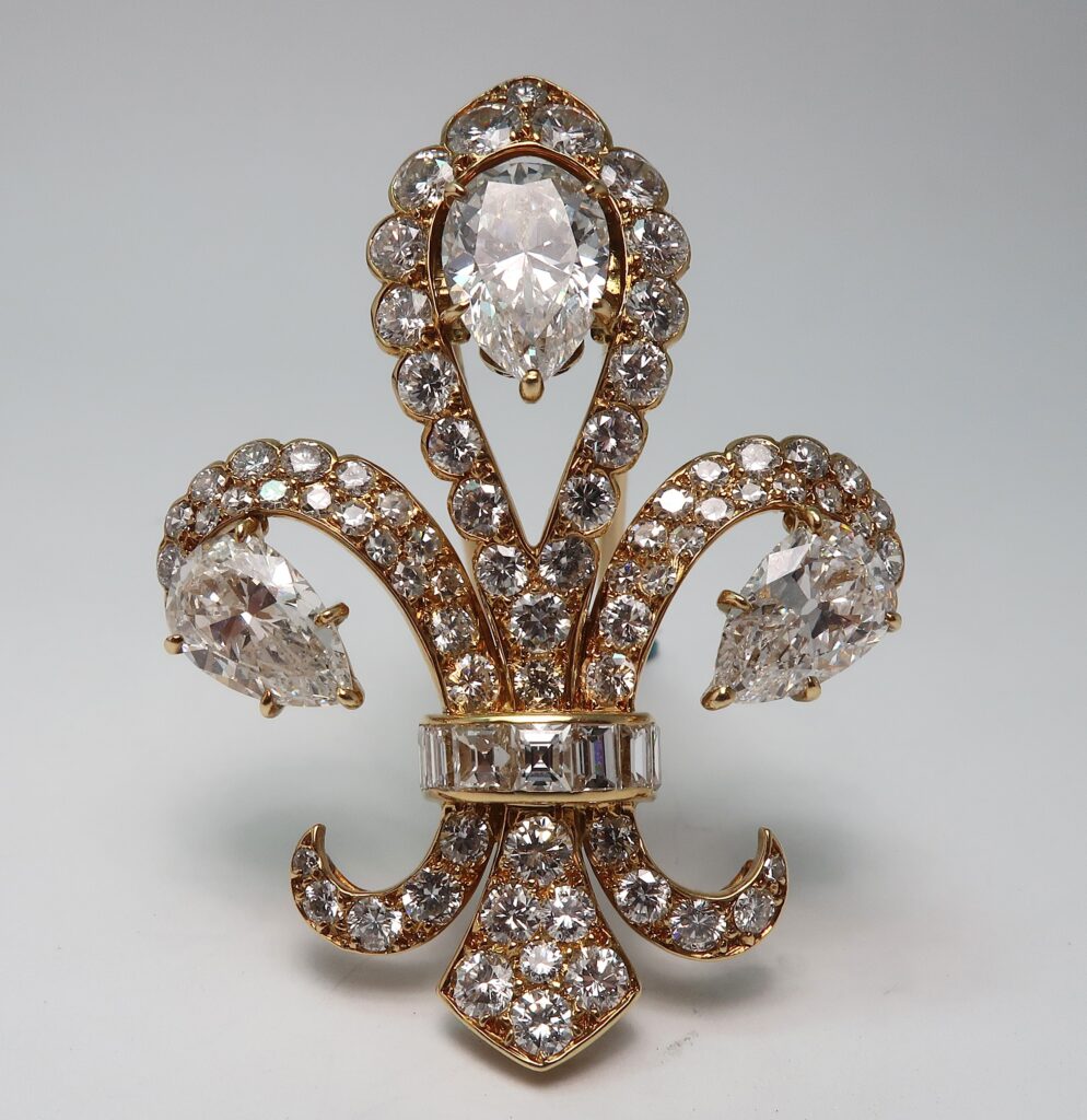 An antique brooch in the shape of a fleurs du lys.