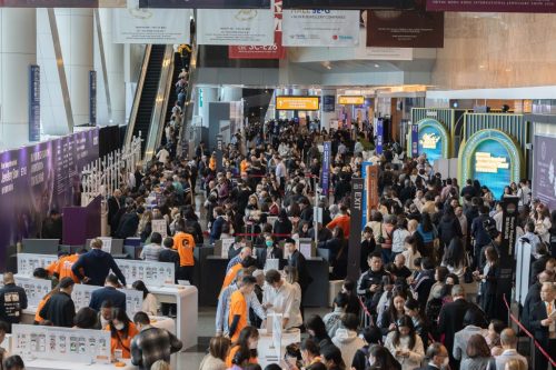 Crowd of shoppers and vendors at the Hong Kong jewellery show.