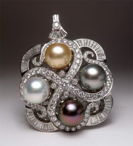 different coloured pearls in pendant