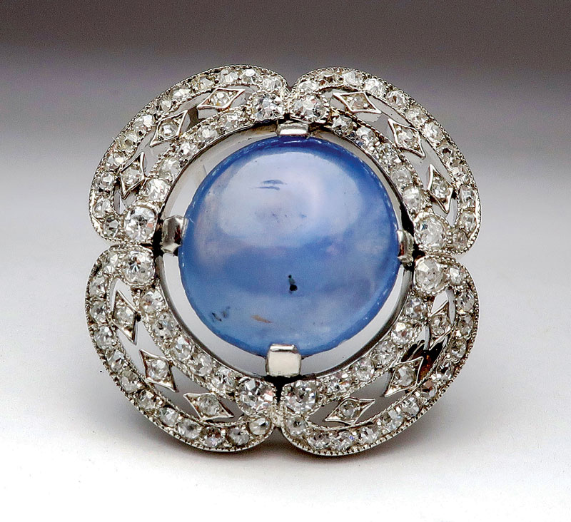 A 1930s platinum and diamond brooch with diamonds.