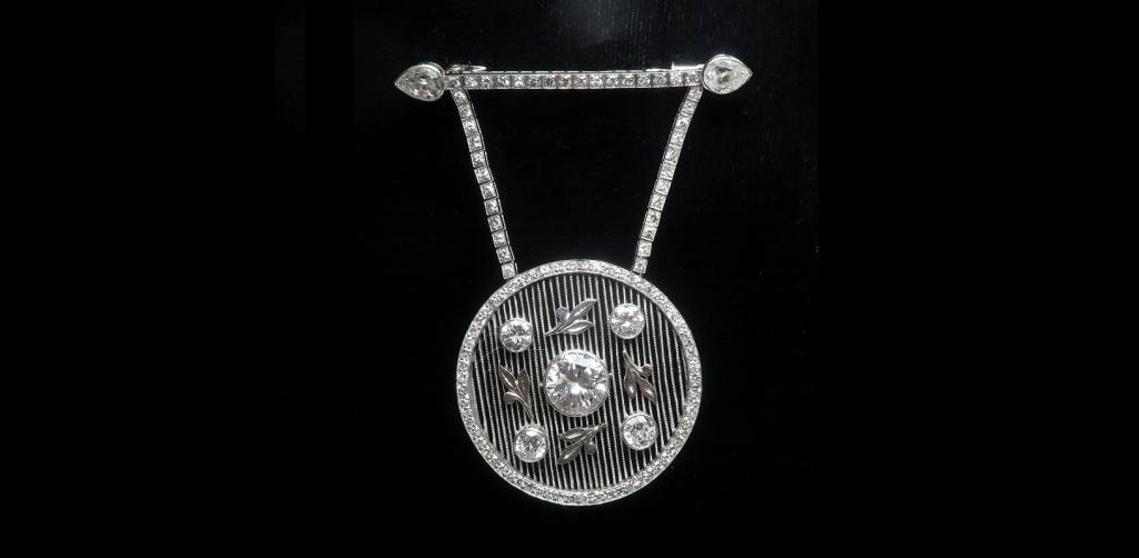 A platinum and diamond pendant brooch, ca. 1915.